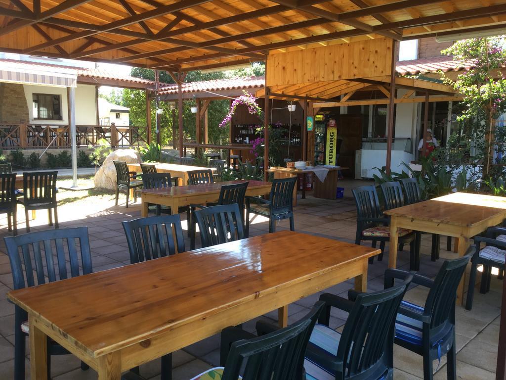 Aphrodite Beachfront Apartment Ghaziveran Екстериор снимка