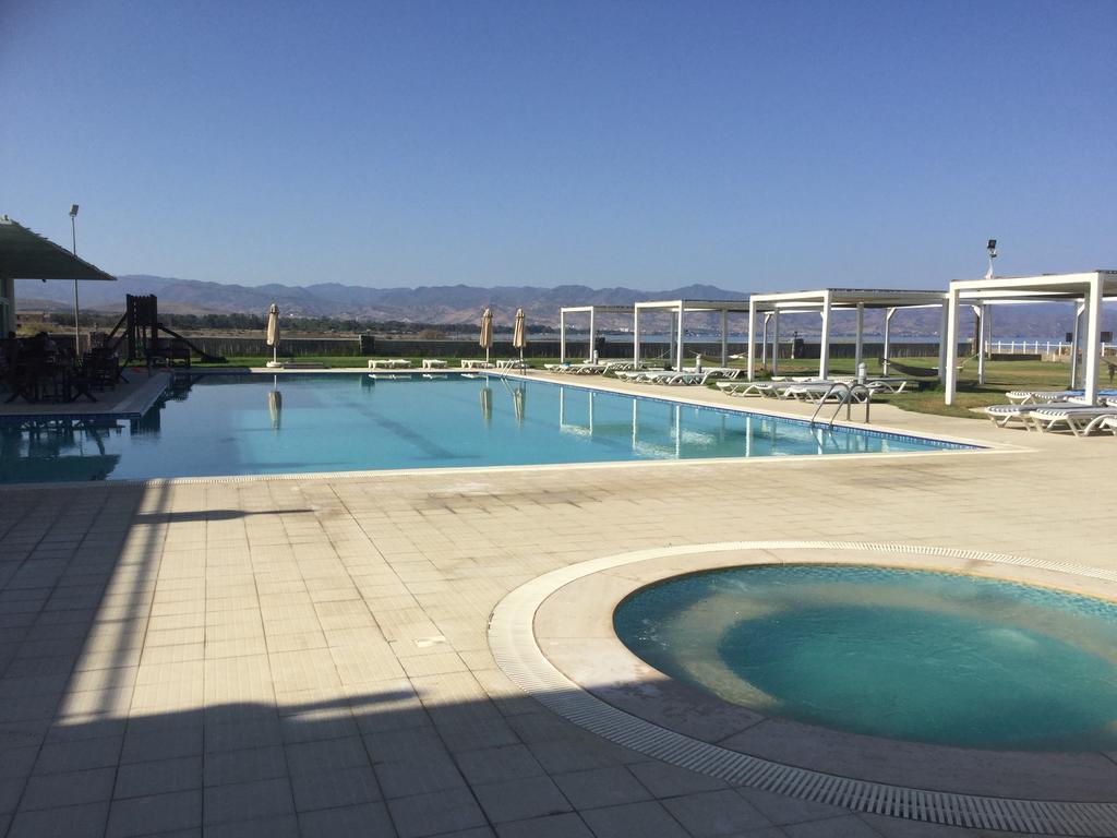 Aphrodite Beachfront Apartment Ghaziveran Екстериор снимка