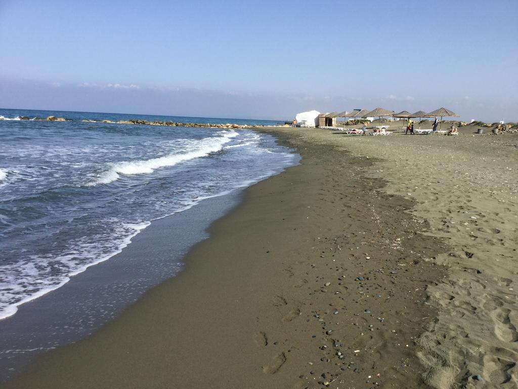 Aphrodite Beachfront Apartment Ghaziveran Екстериор снимка