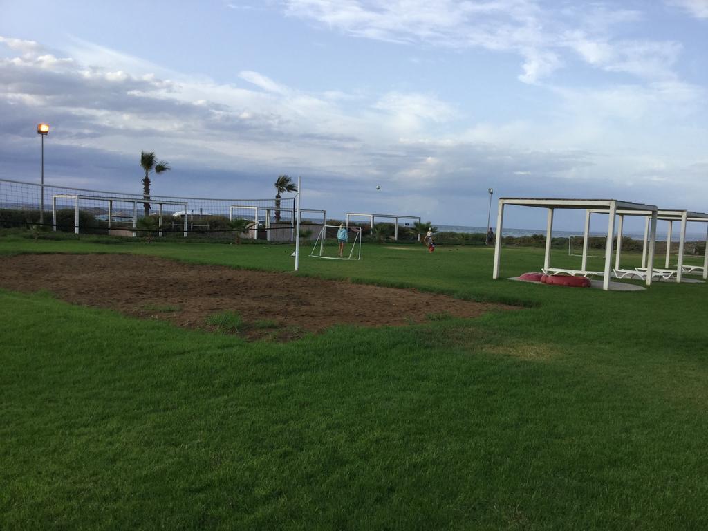 Aphrodite Beachfront Apartment Ghaziveran Екстериор снимка