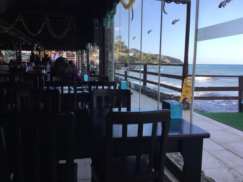Aphrodite Beachfront Apartment Ghaziveran Екстериор снимка