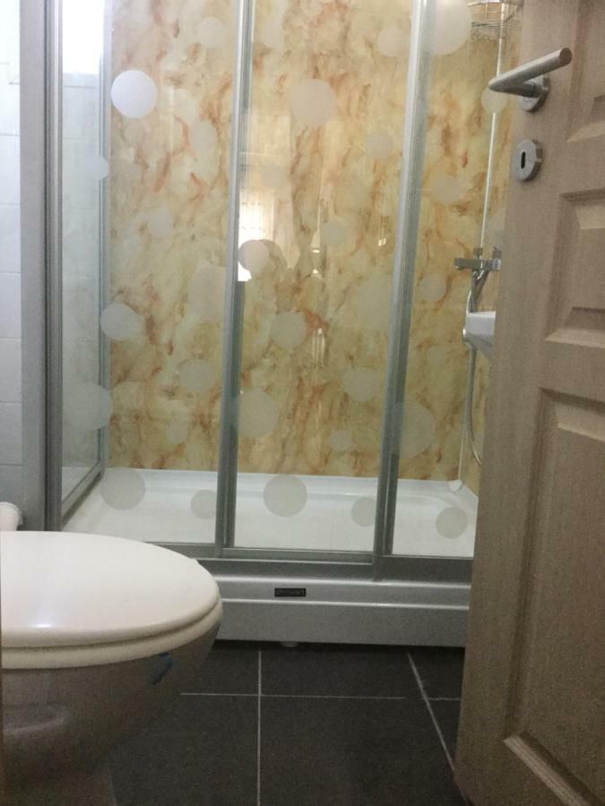 Aphrodite Beachfront Apartment Ghaziveran Екстериор снимка